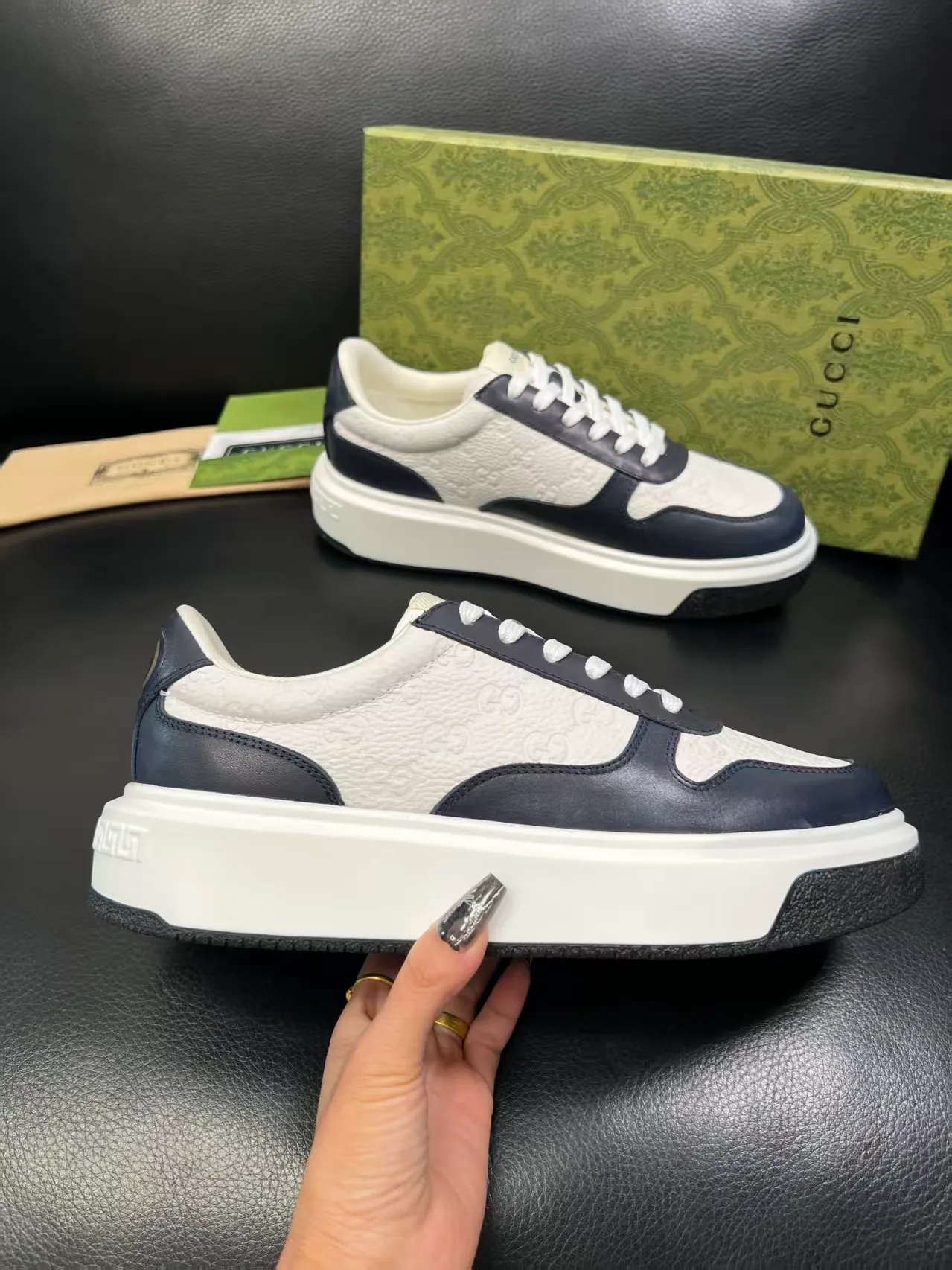 White and black P460 new men's shoes GUCCI [Lightning] latest shoes are shipped. Original quality, fashionable, made of special materials, sheepskin lining, brand new packaging. The foot feels super comfortable and the workmanship is impeccable. Size: Male 38-45.